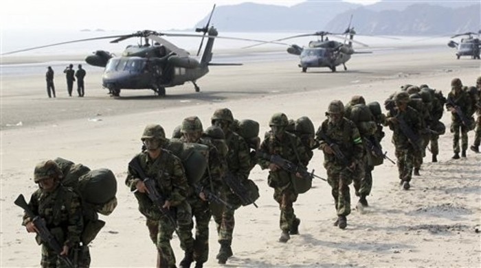 Máy bay trực thăng UH-60 của Không quân Hàn Quốc thả lực lượng lính thủy đánh bộ lên đảo Baengnyeong.